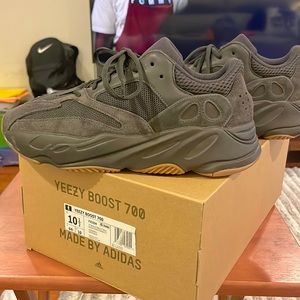 Yeezy 700 sz 10.5 UTIBLK